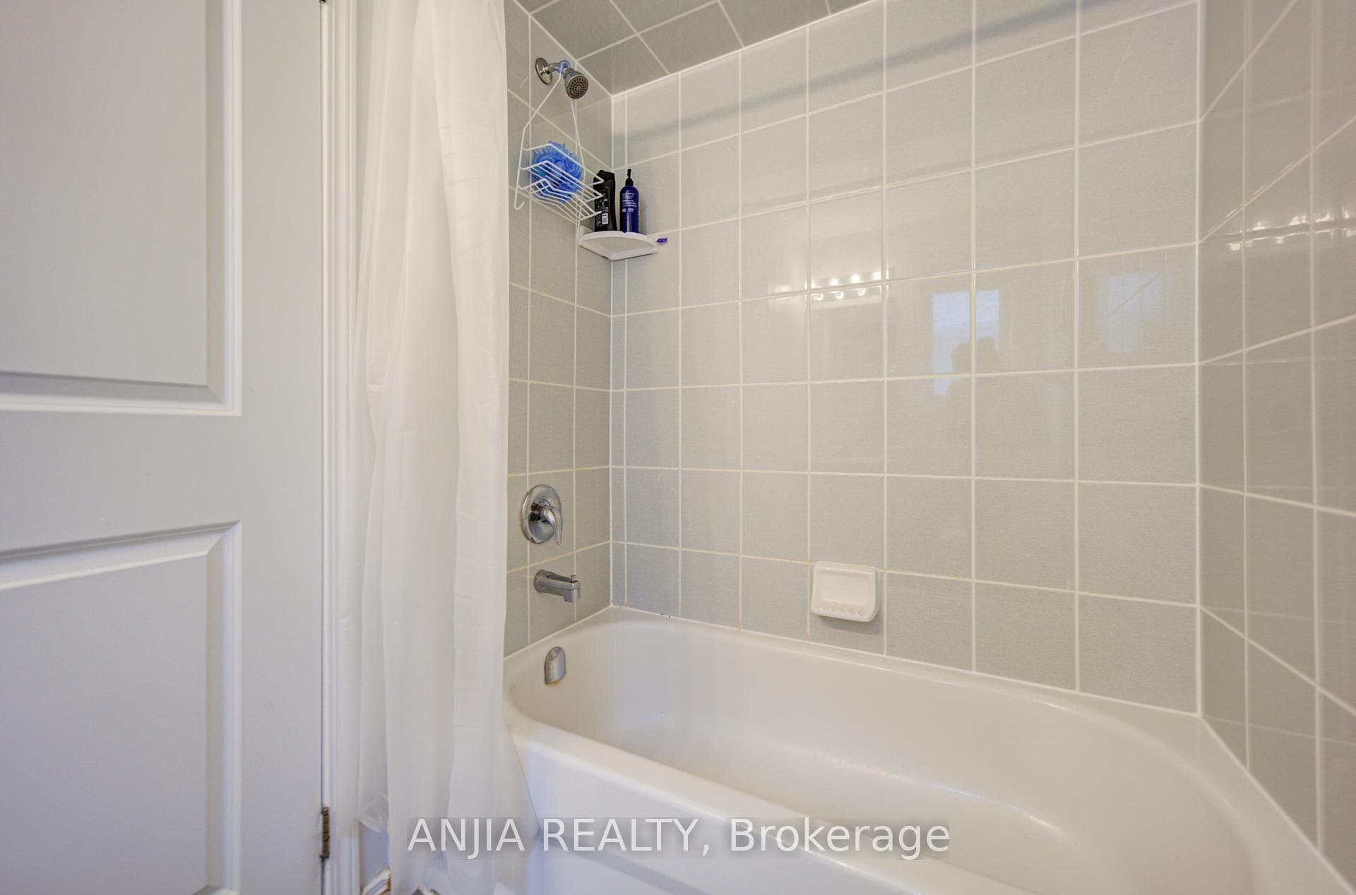 56 Stockell Crescent photo 40