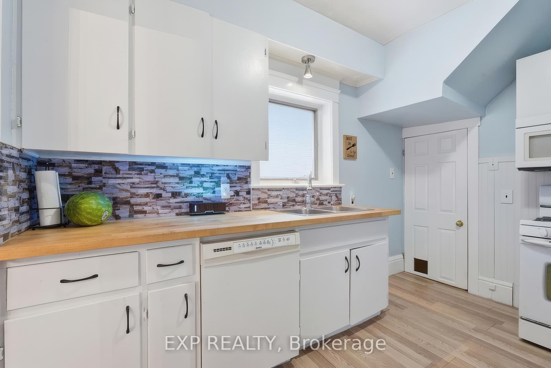 572 Downie Street photo 19
