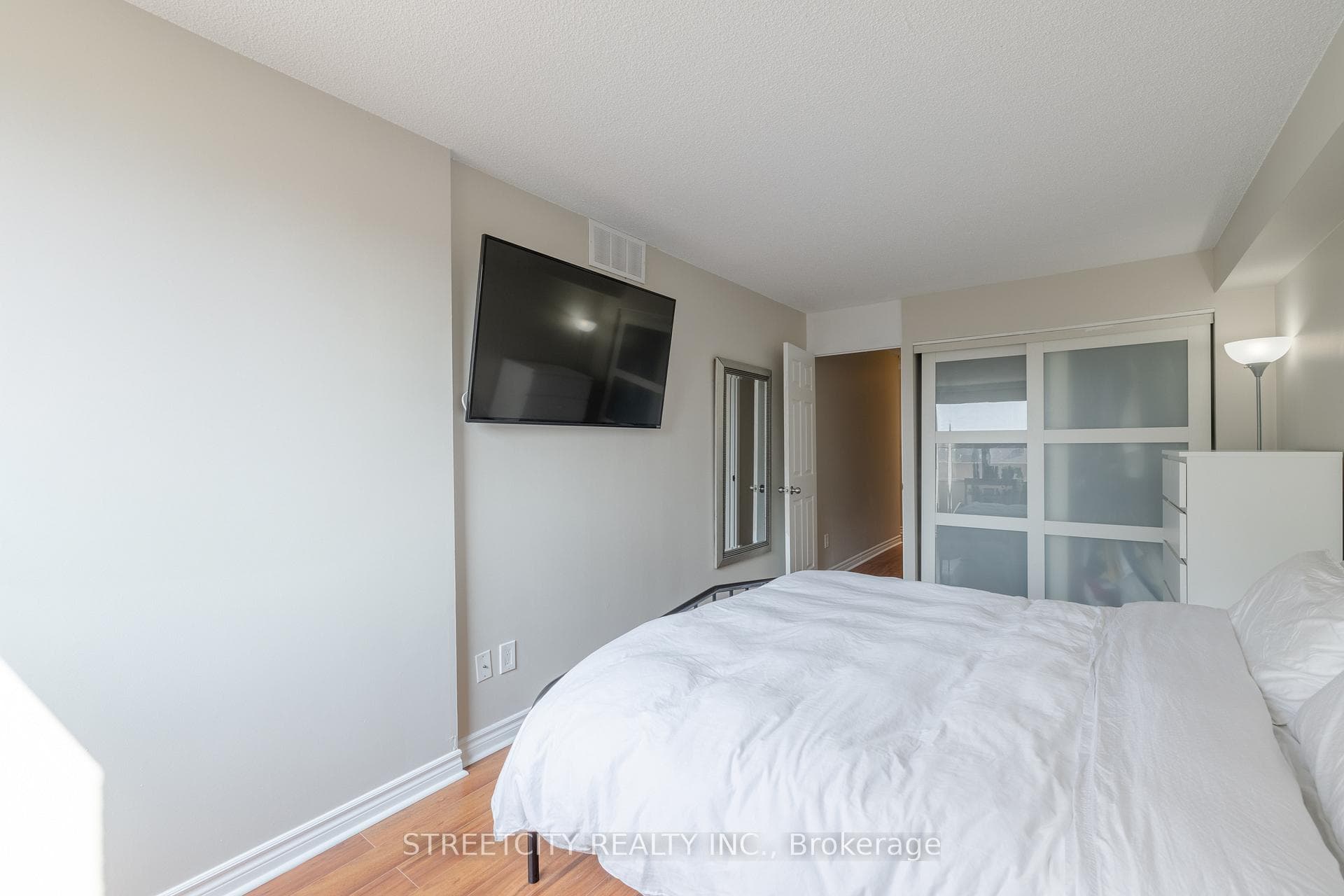 389 Dundas Street Unit 305 photo 8