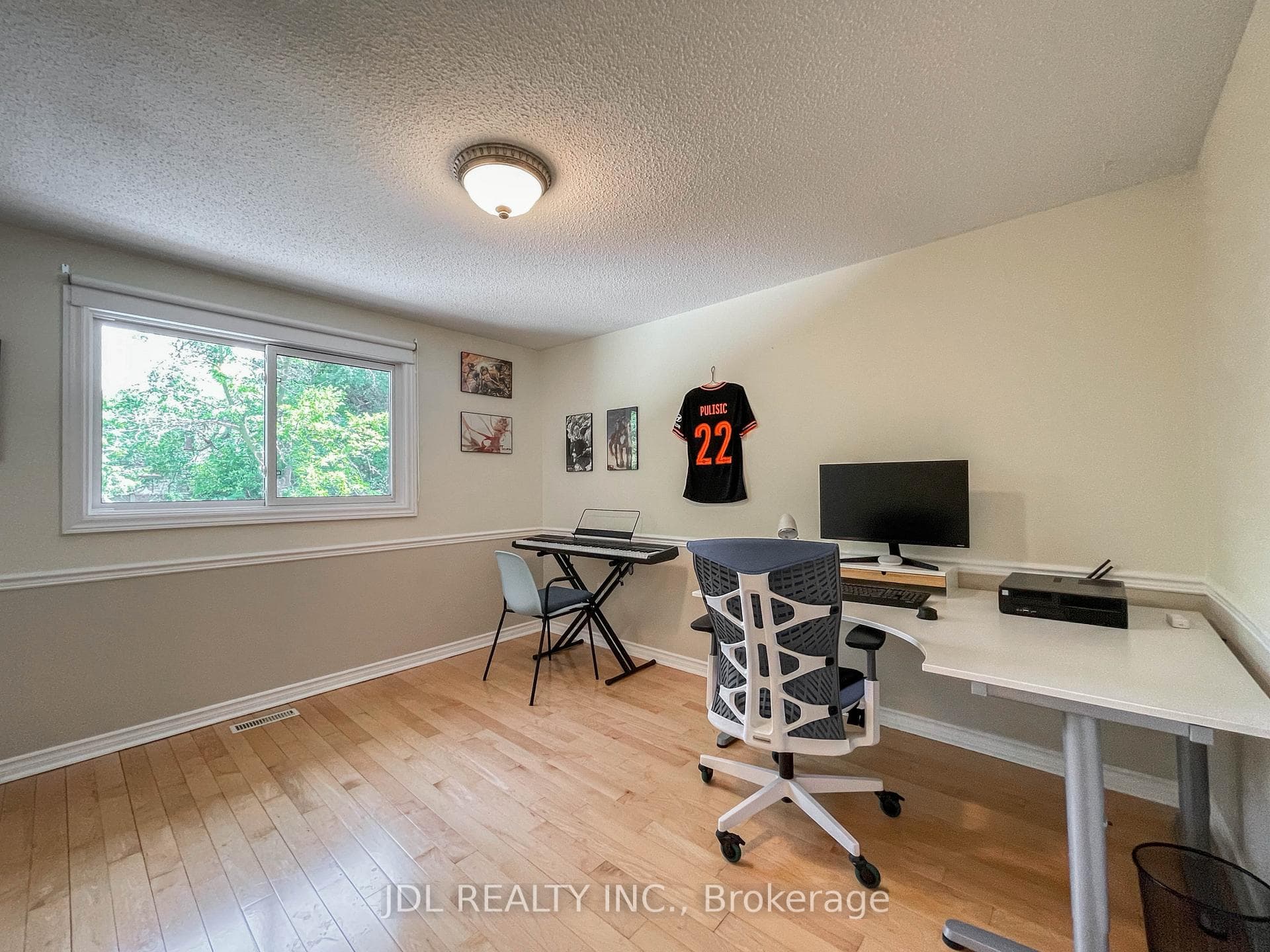 126 Weir Crescent photo 33