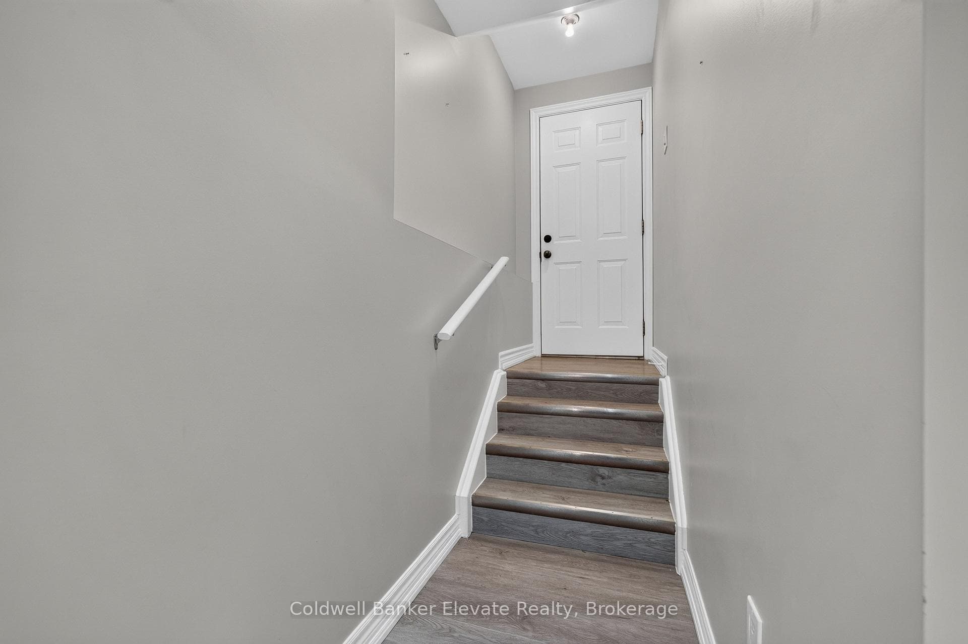 957 Gzowski Street photo 27
