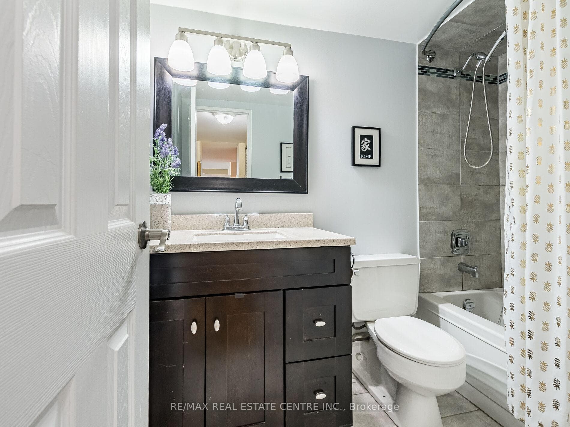 Main bathroom with bathtub