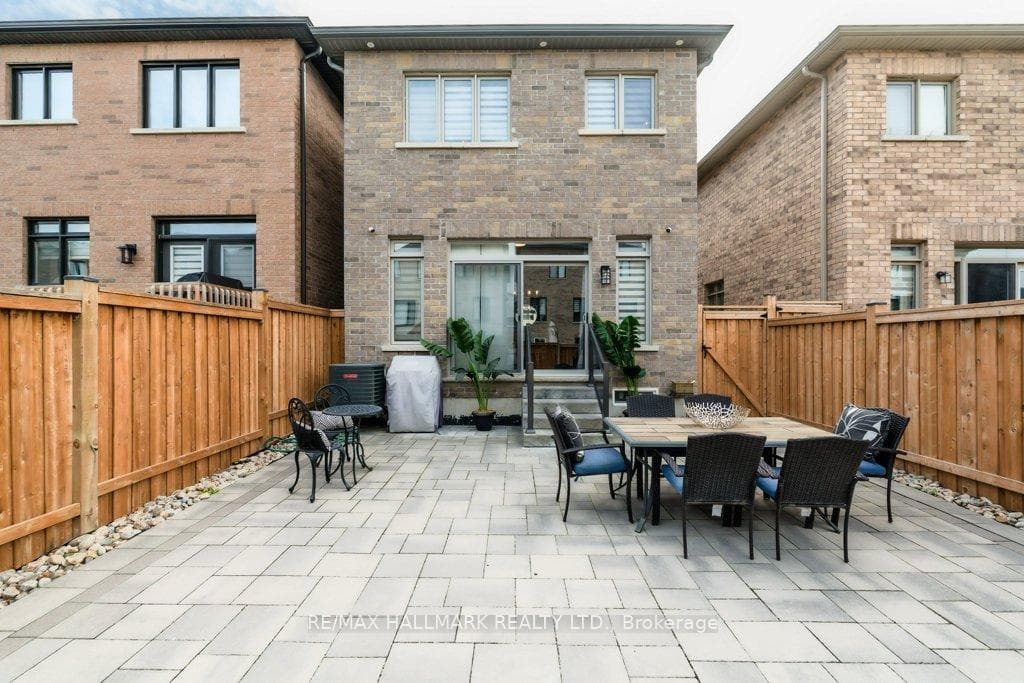 245 Cranbrook Crescent photo 36