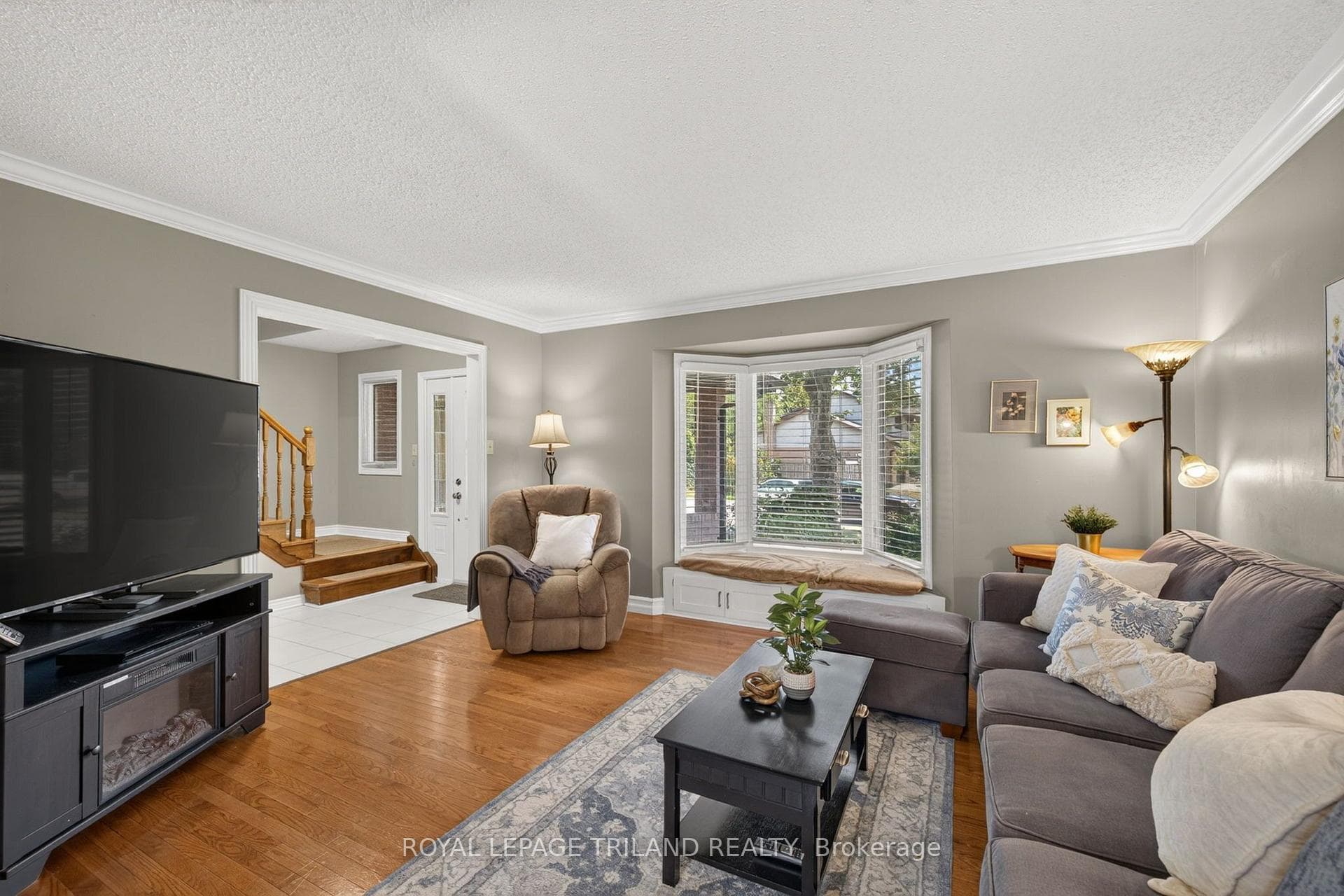 1077 MAHOGANY Crescent photo 8