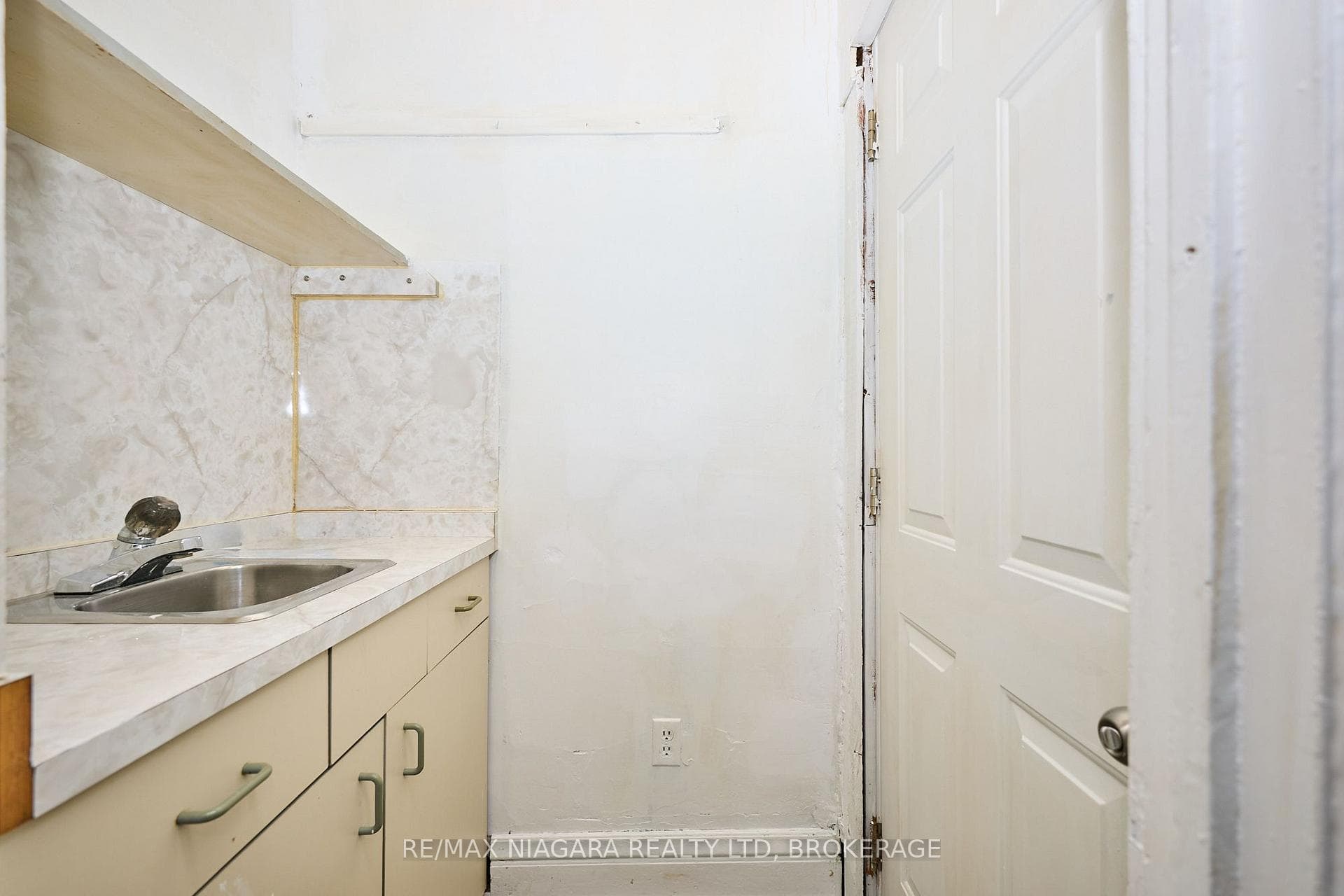 105A Welland Avenue photo 17