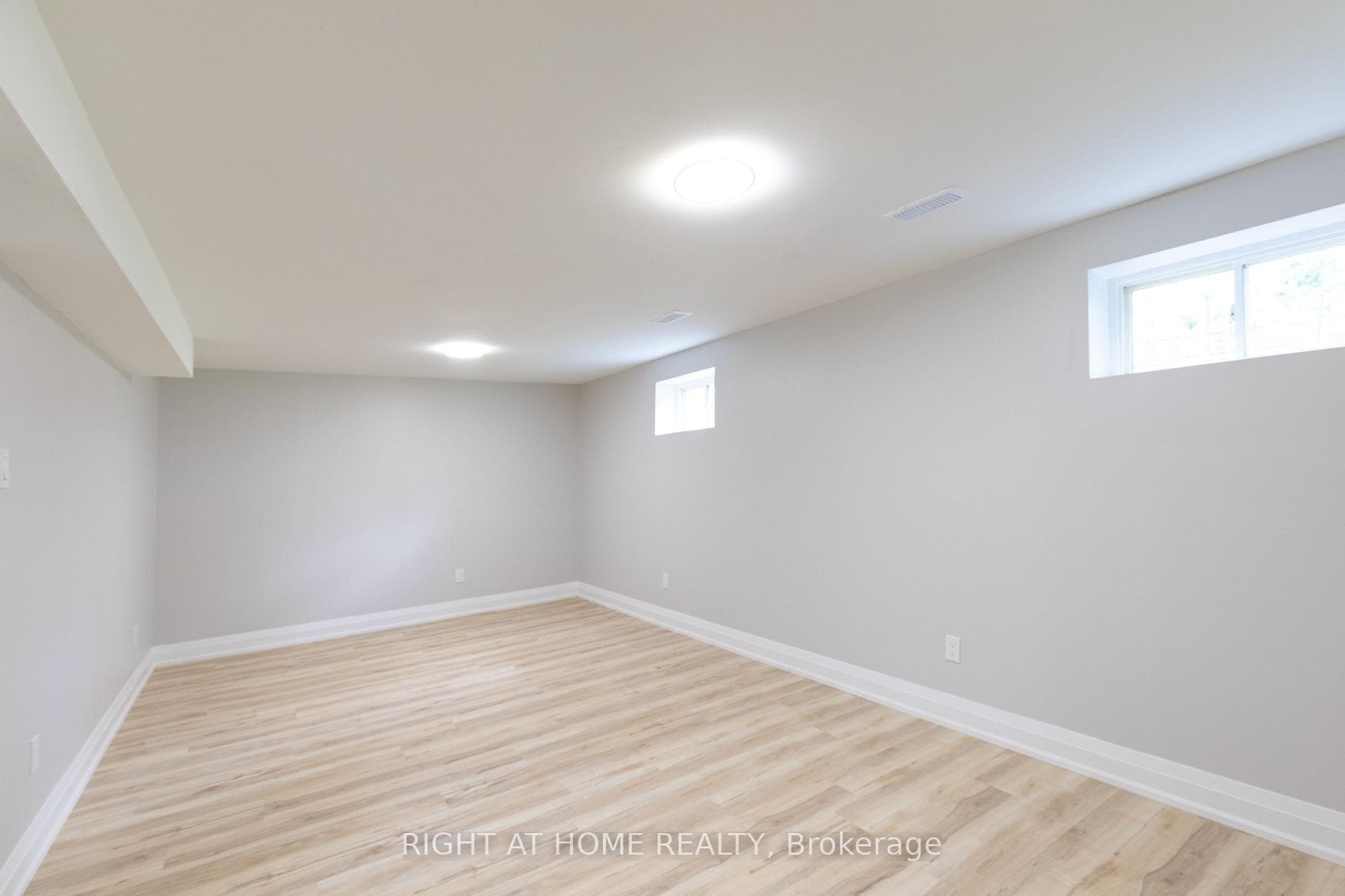 239 SILVERBIRCH Drive photo 25