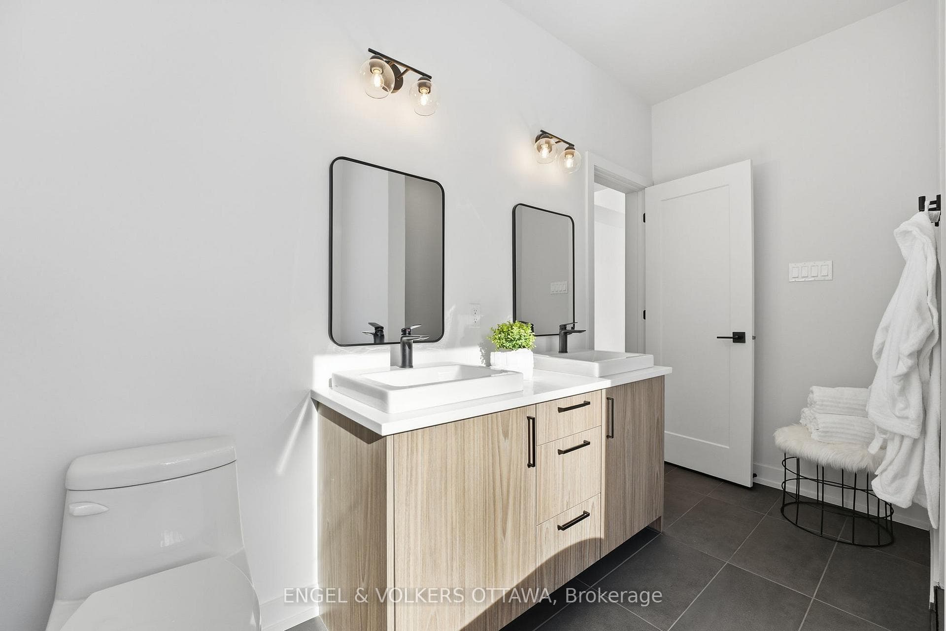 557 Bayview Drive photo 22