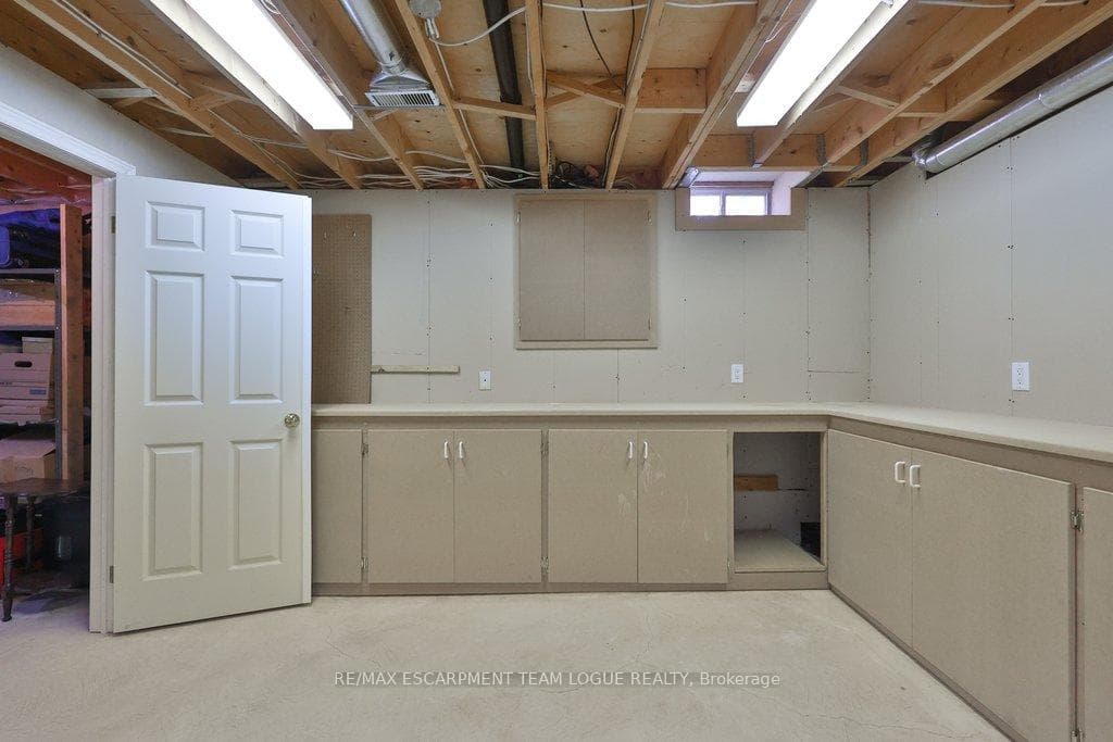 2111 KEVIN Crescent photo 42