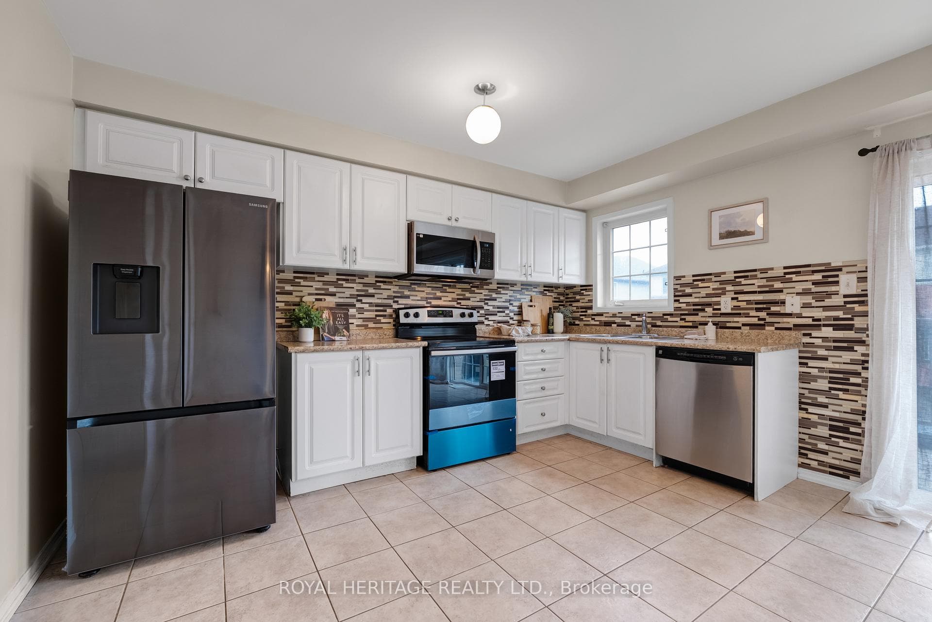 497 Rossland Road photo 8