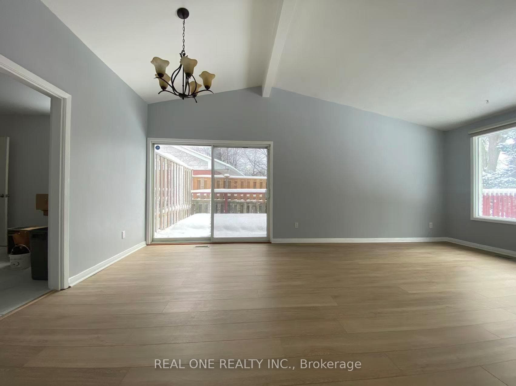 566 Middlewoods Drive photo 8
