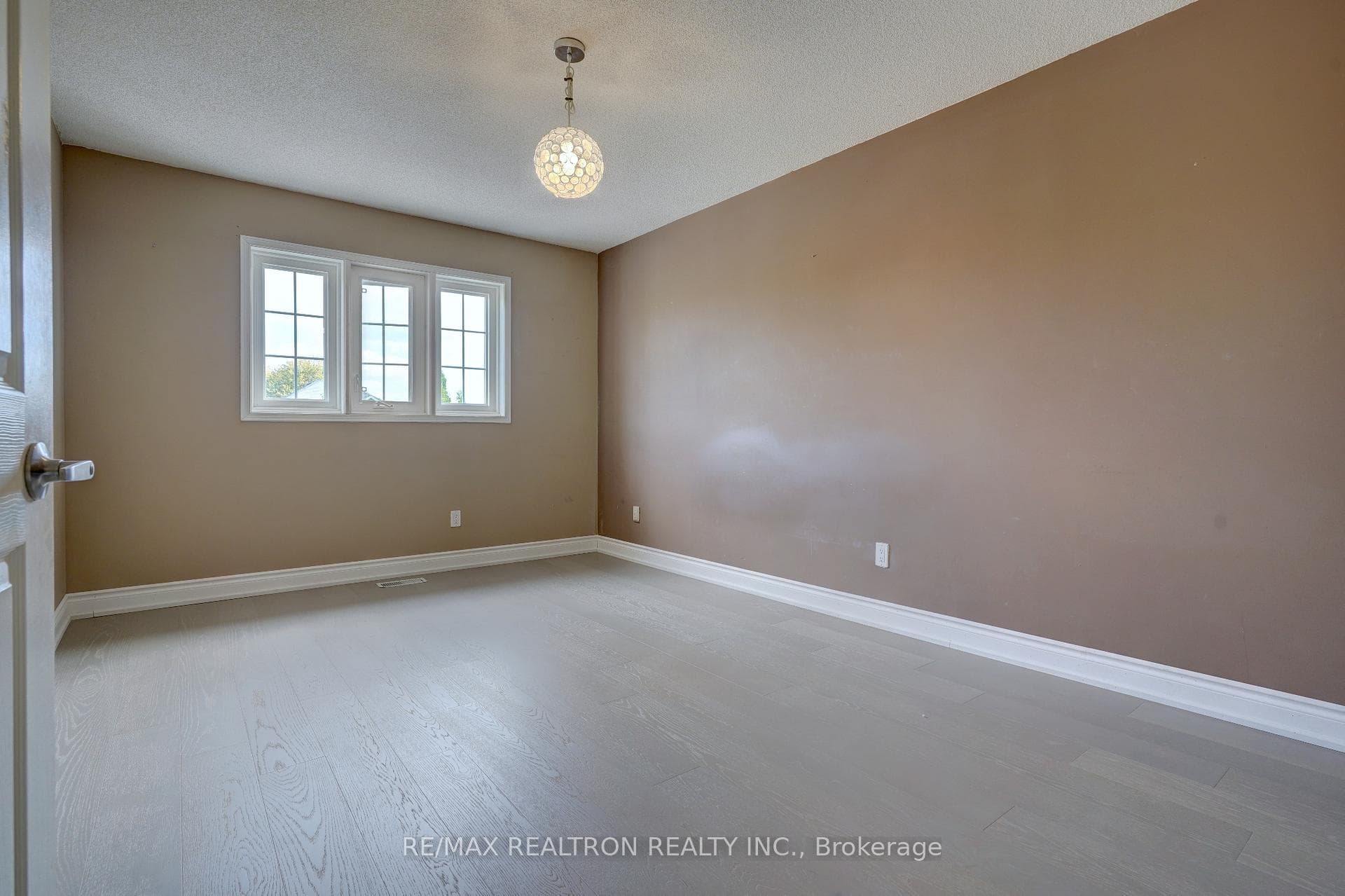 1448 Sandhurst Crescent photo 24