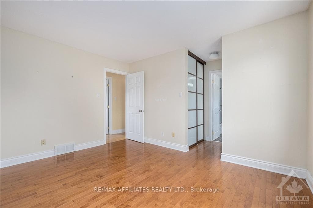 1694 BOISBRIAND Crescent photo 14