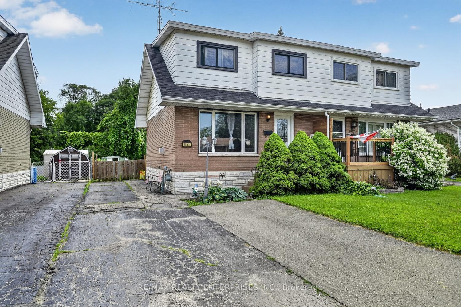 855 Howe Terrace photo 1