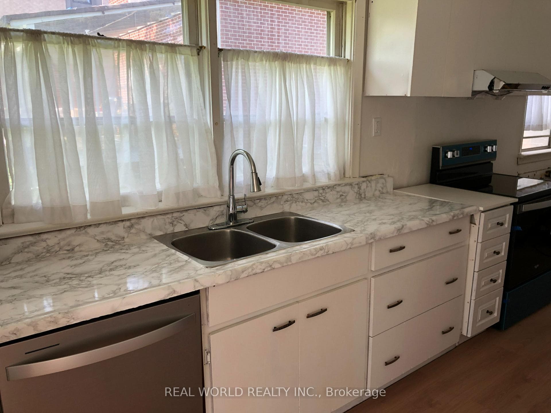 1090 Warden Avenue photo 4