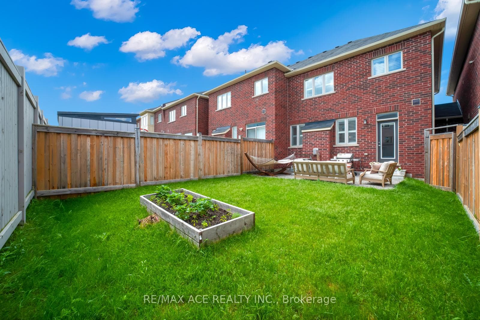 75 Mondial Crescent photo 35