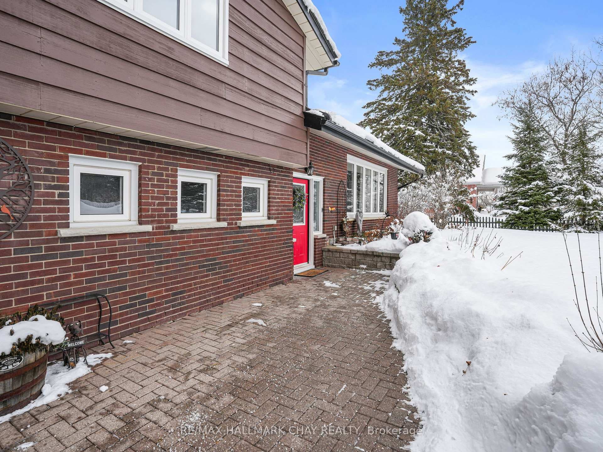 636 Victoria Street photo 5