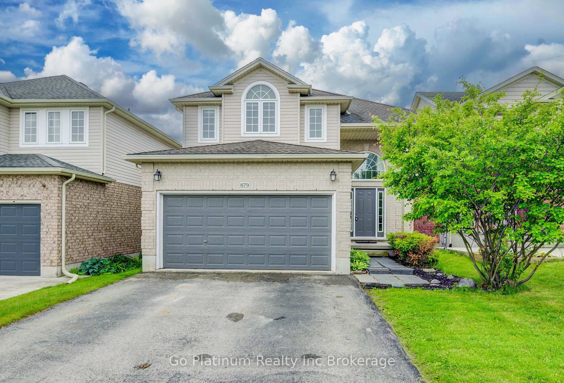 879 Frontenac Crescent photo 3