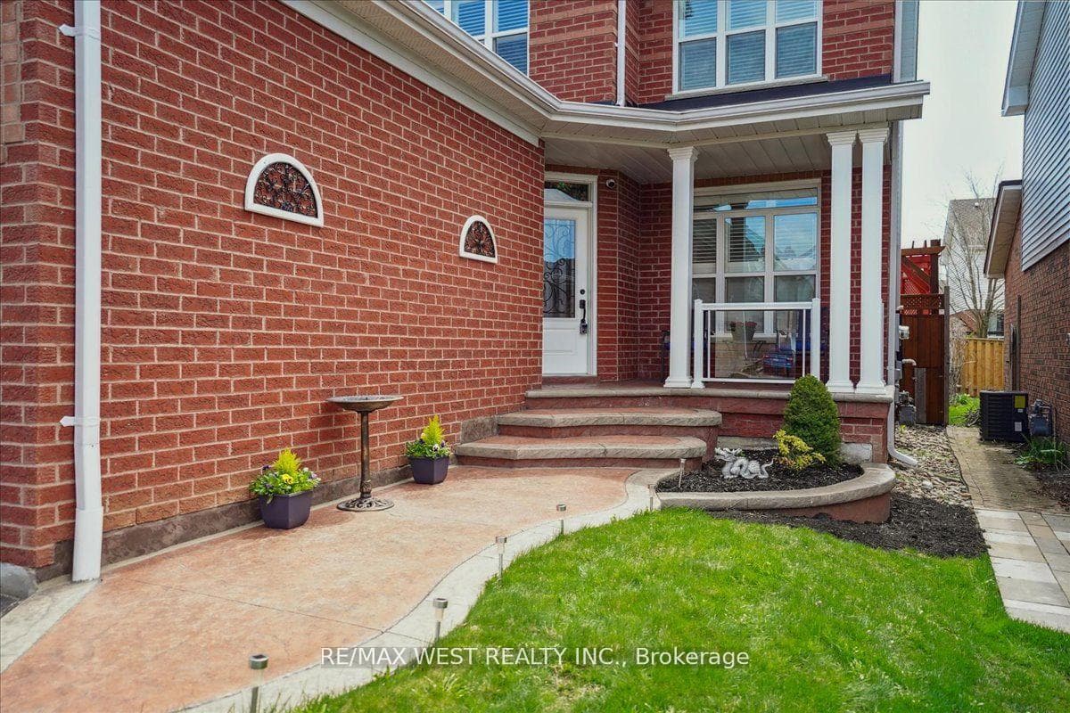 1132 Timberland Crescent photo 2