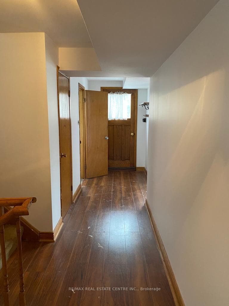 462 Scarsdale Crescent photo 1