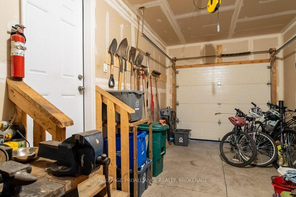 1560 Davenport Crescent photo 39