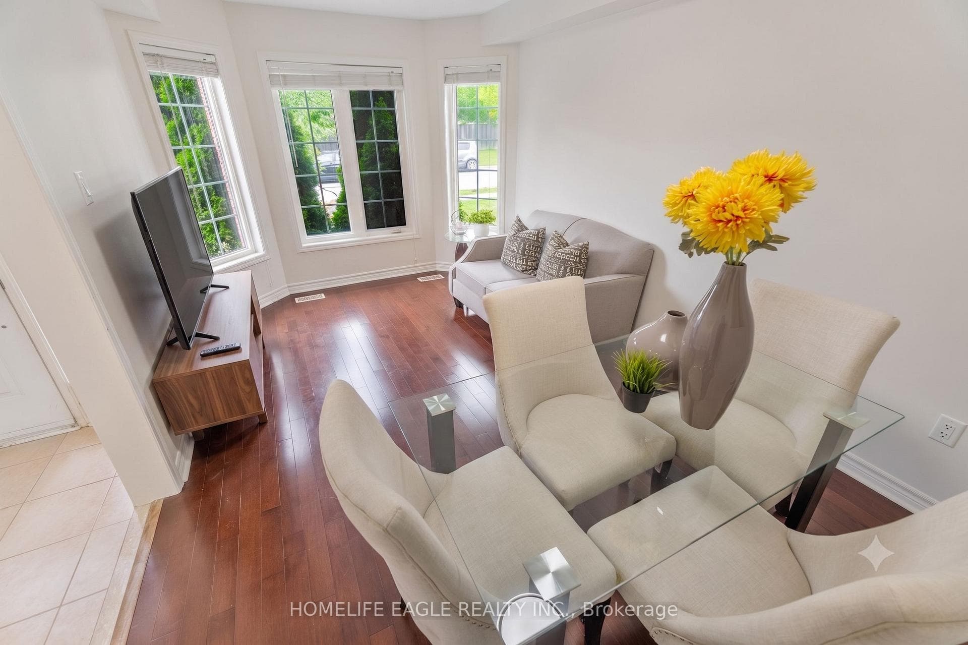 135 Wainscot Avenue photo 9