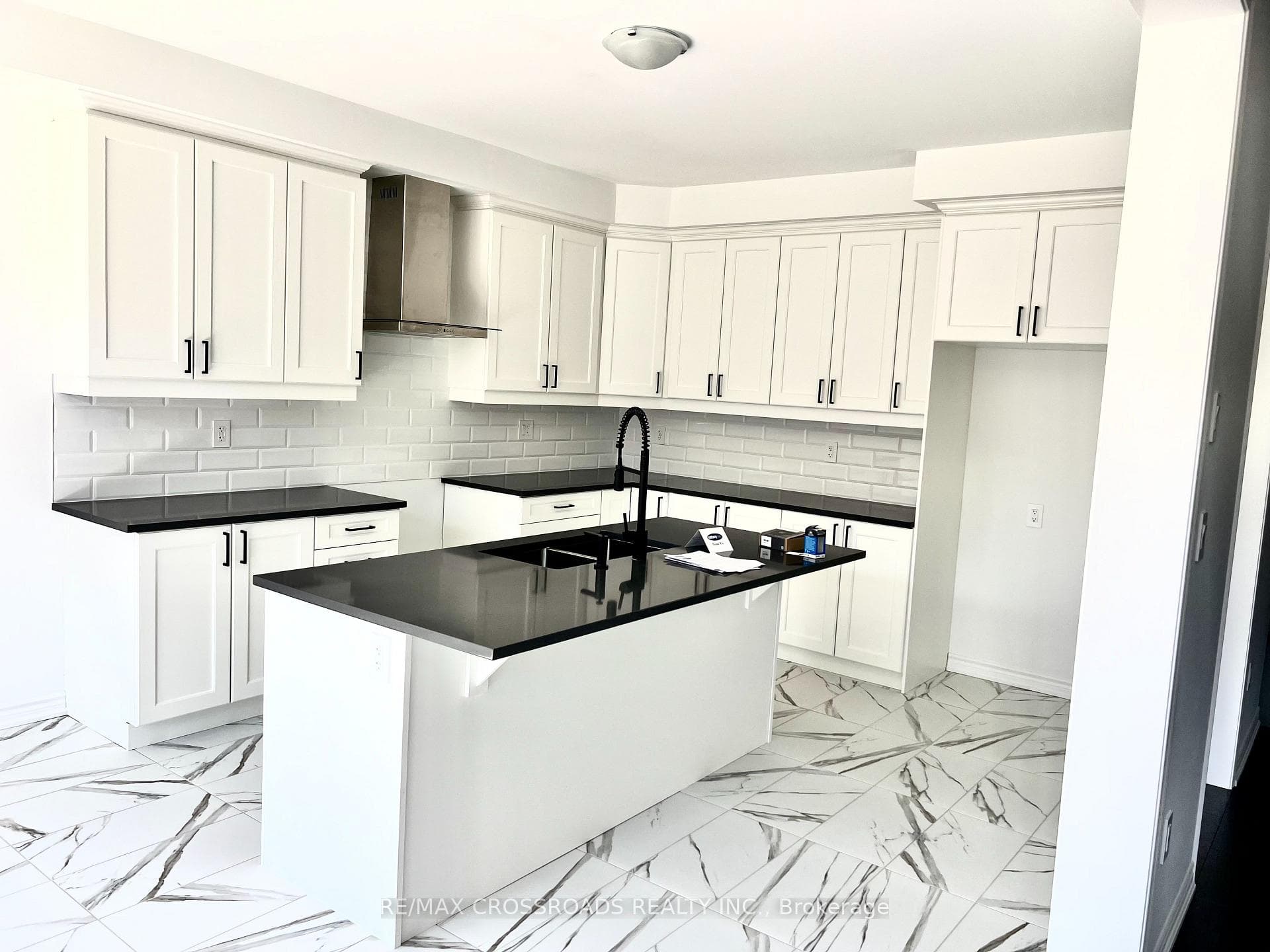 1421 Mockingbird Square photo 15