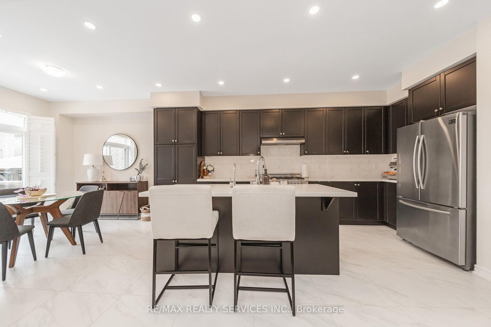 564 Mactier Drive photo 6
