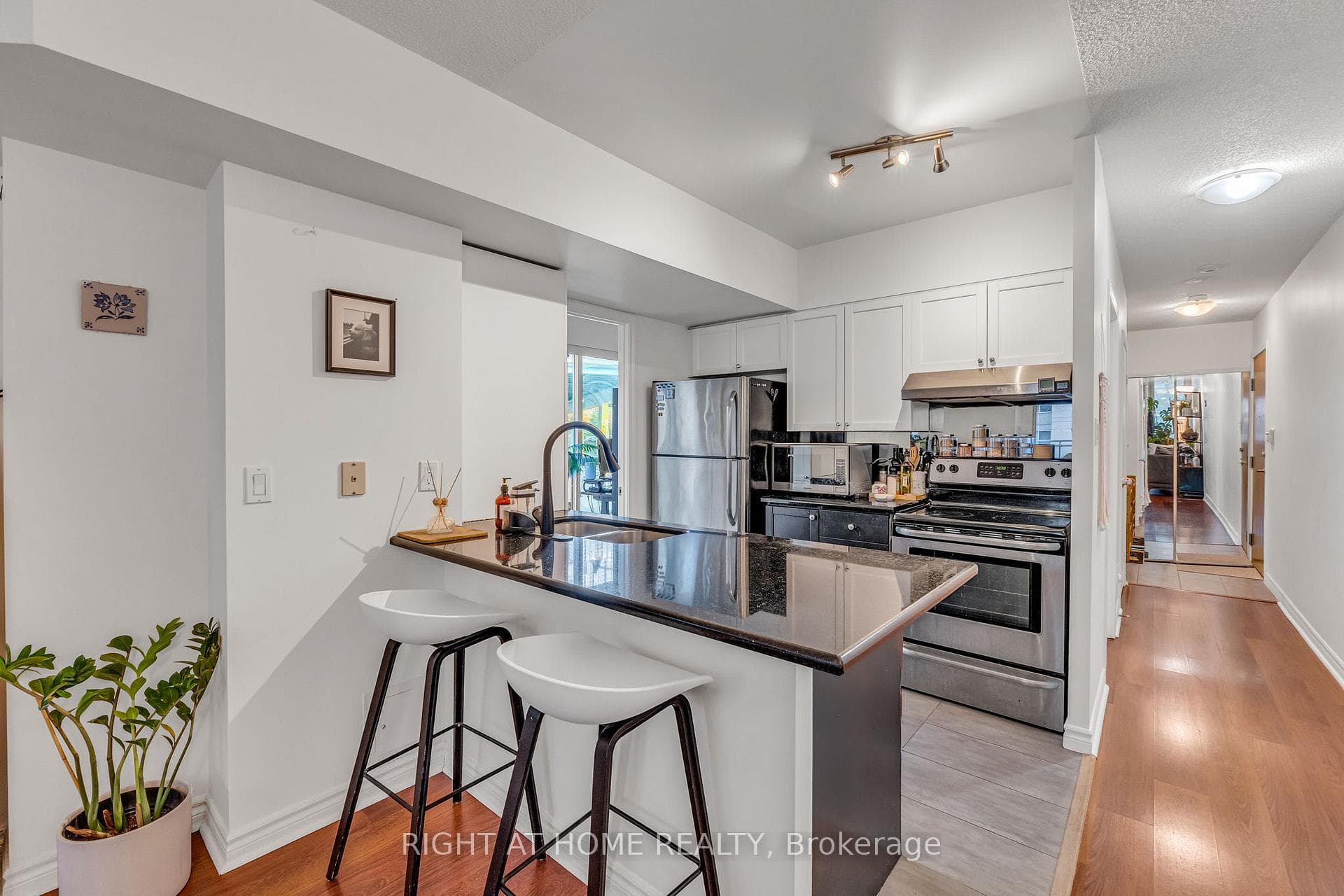 600 Queens Quay Unit 202 photo 3