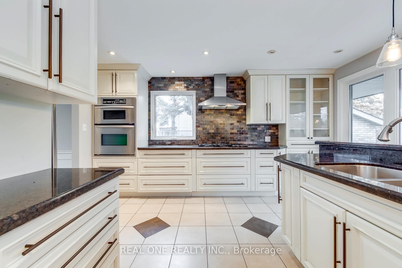120 Blyth Crescent photo 14