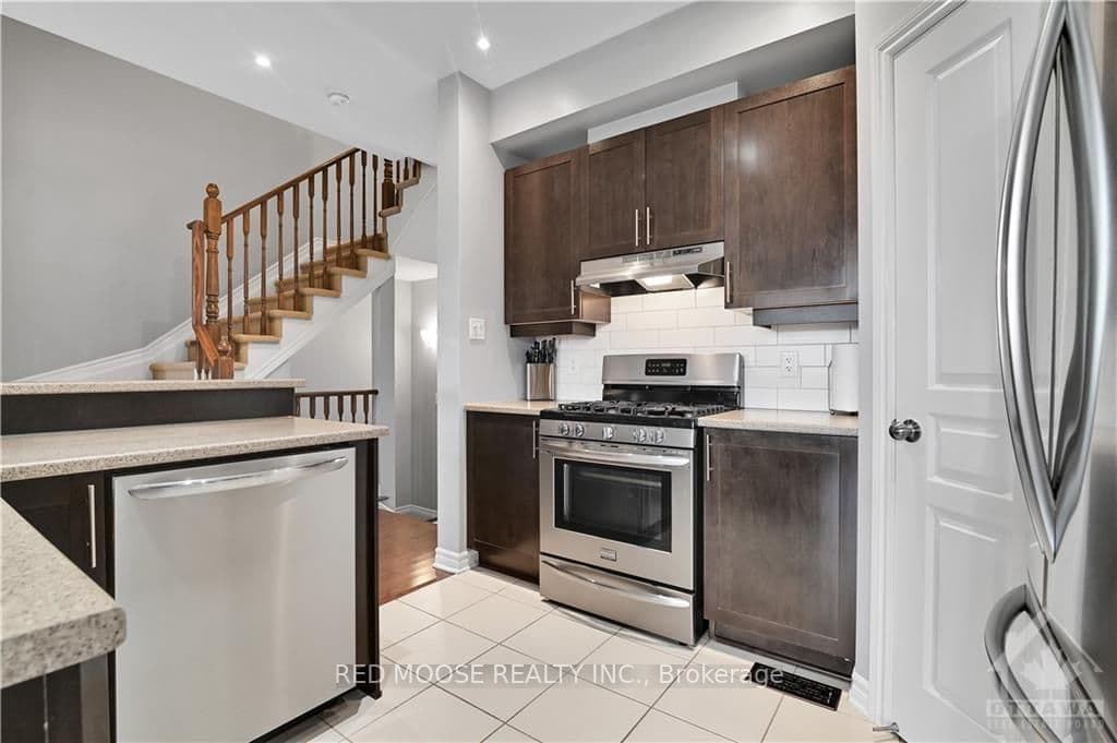378 COOKS MILL Crescent photo 7