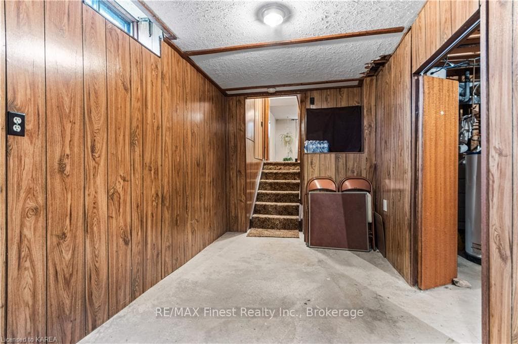 787 WHITEOAK Crescent photo 32