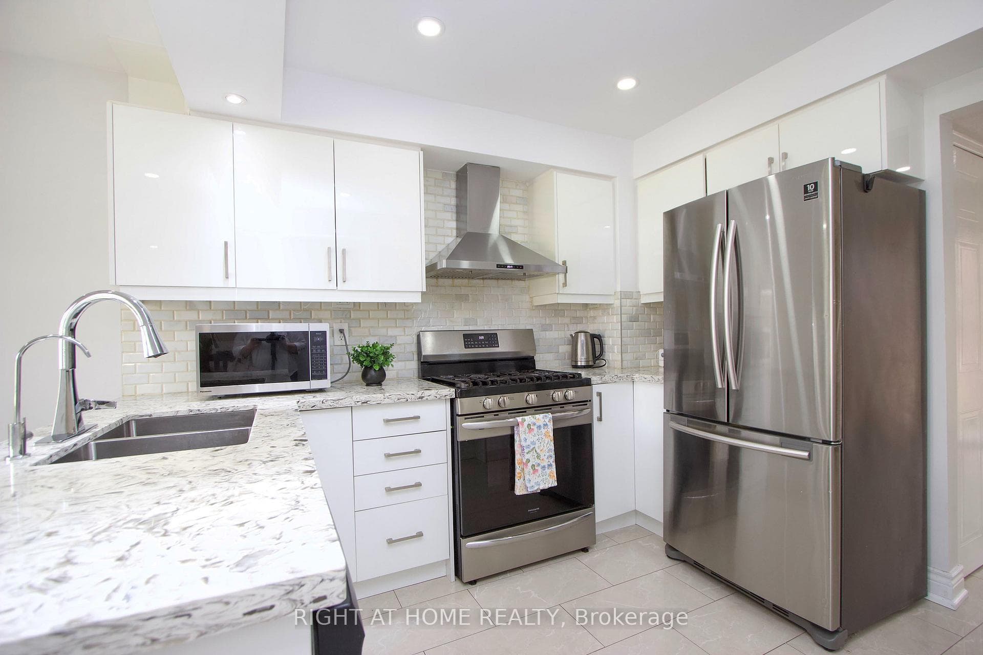 865 Attersley Drive photo 3