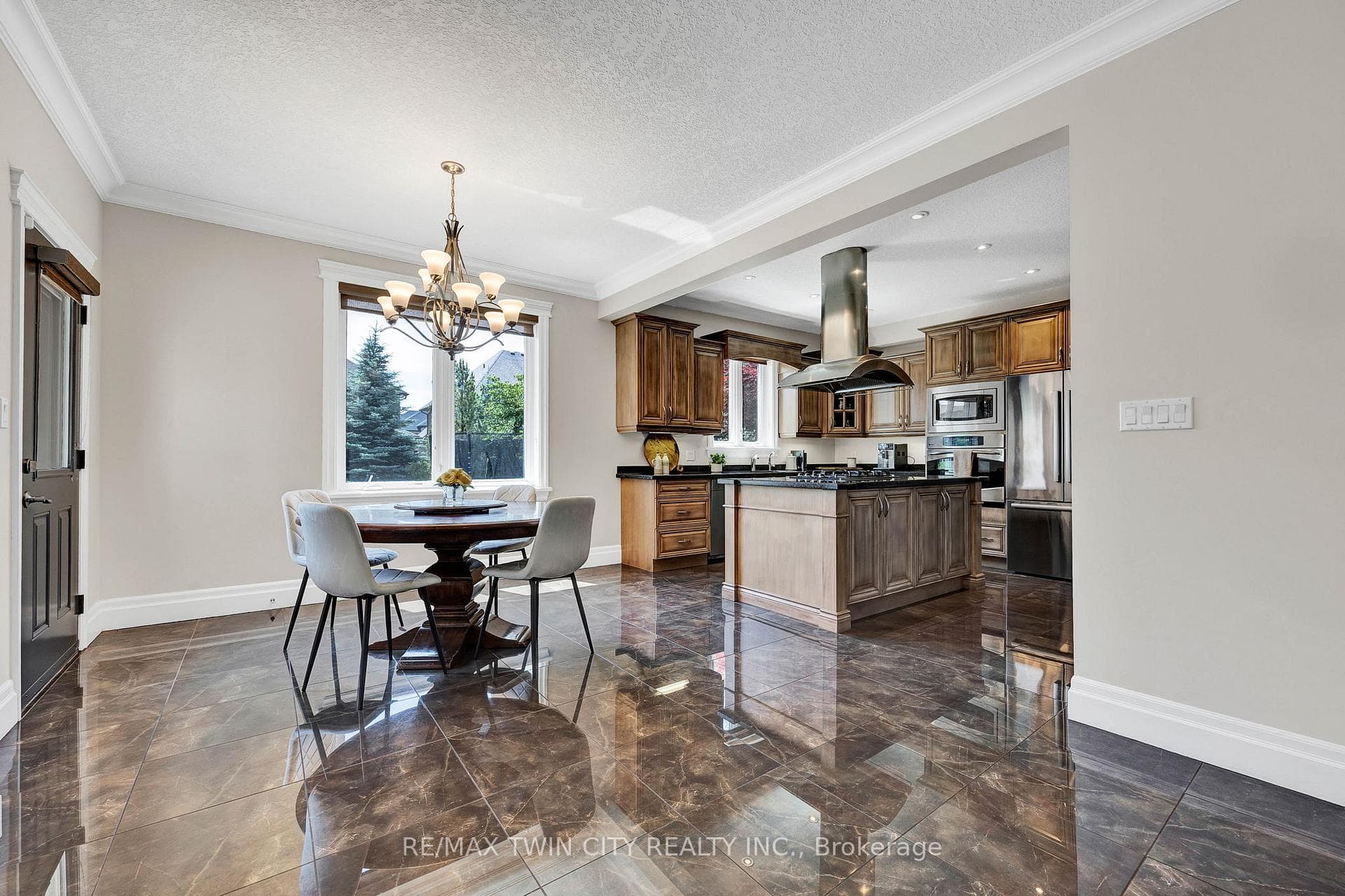 228 LONGVIEW Crescent photo 7