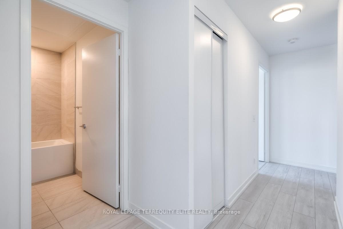 270 Dufferin Street Unit 923 photo 16