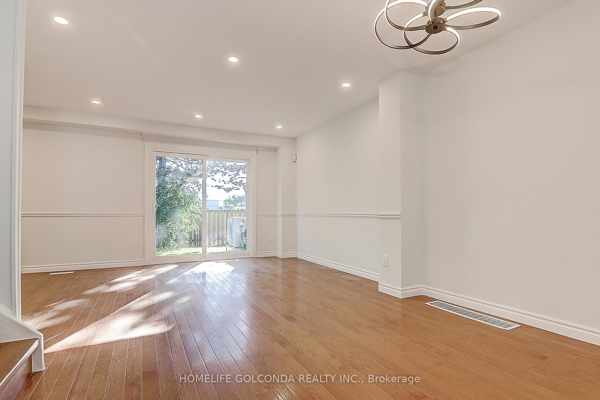 1654 John Street photo 9