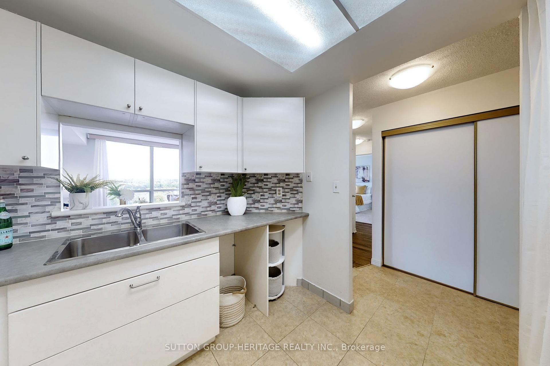 711 Rossland Road Unit 904 photo 16