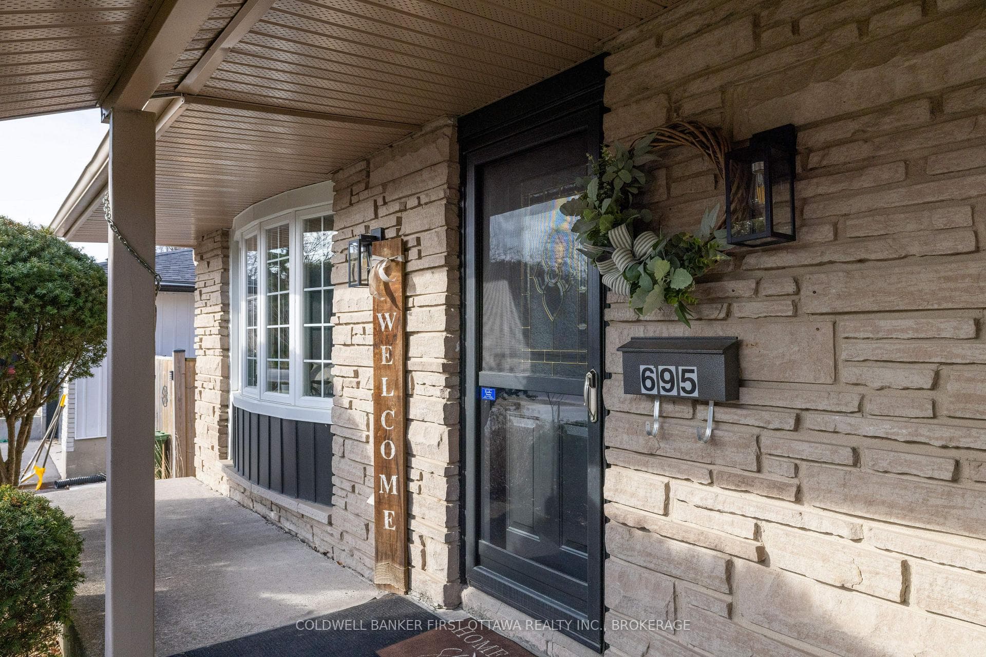 695 Laidlaw Crescent photo 4