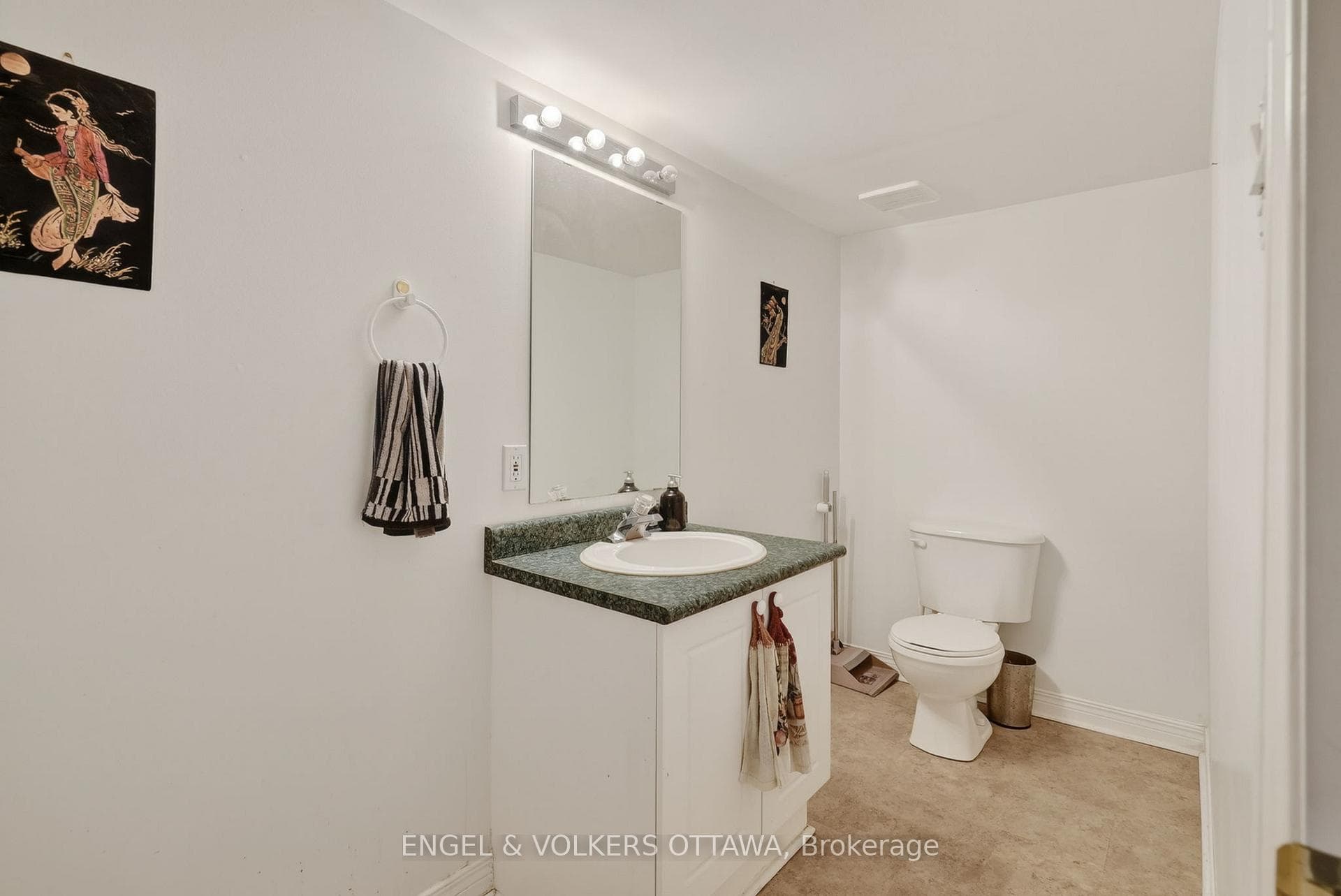 1033 Como Crescent photo 25