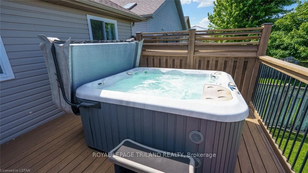 47 WILLOW Crescent photo 40