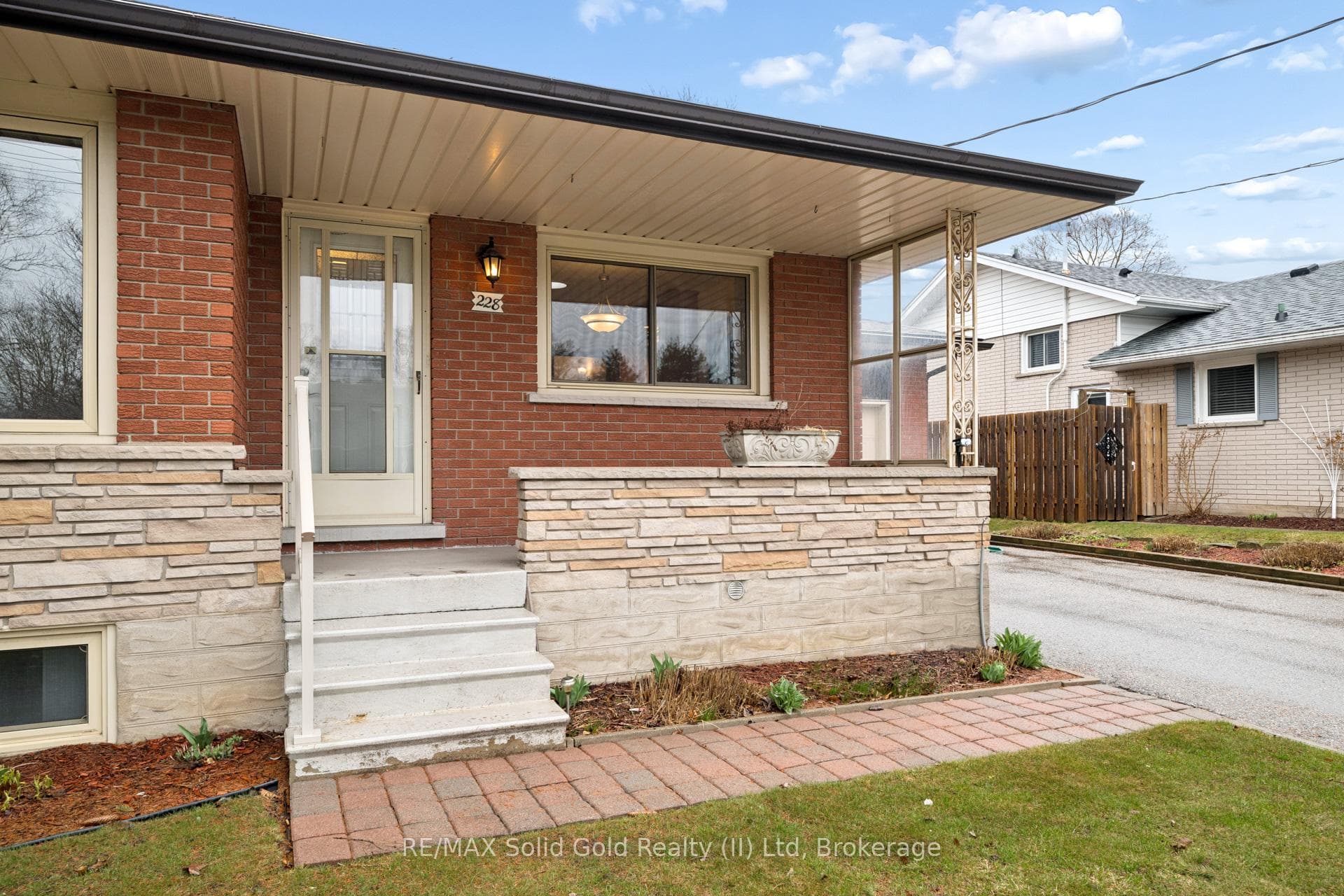 228 Kenneth Avenue photo 2