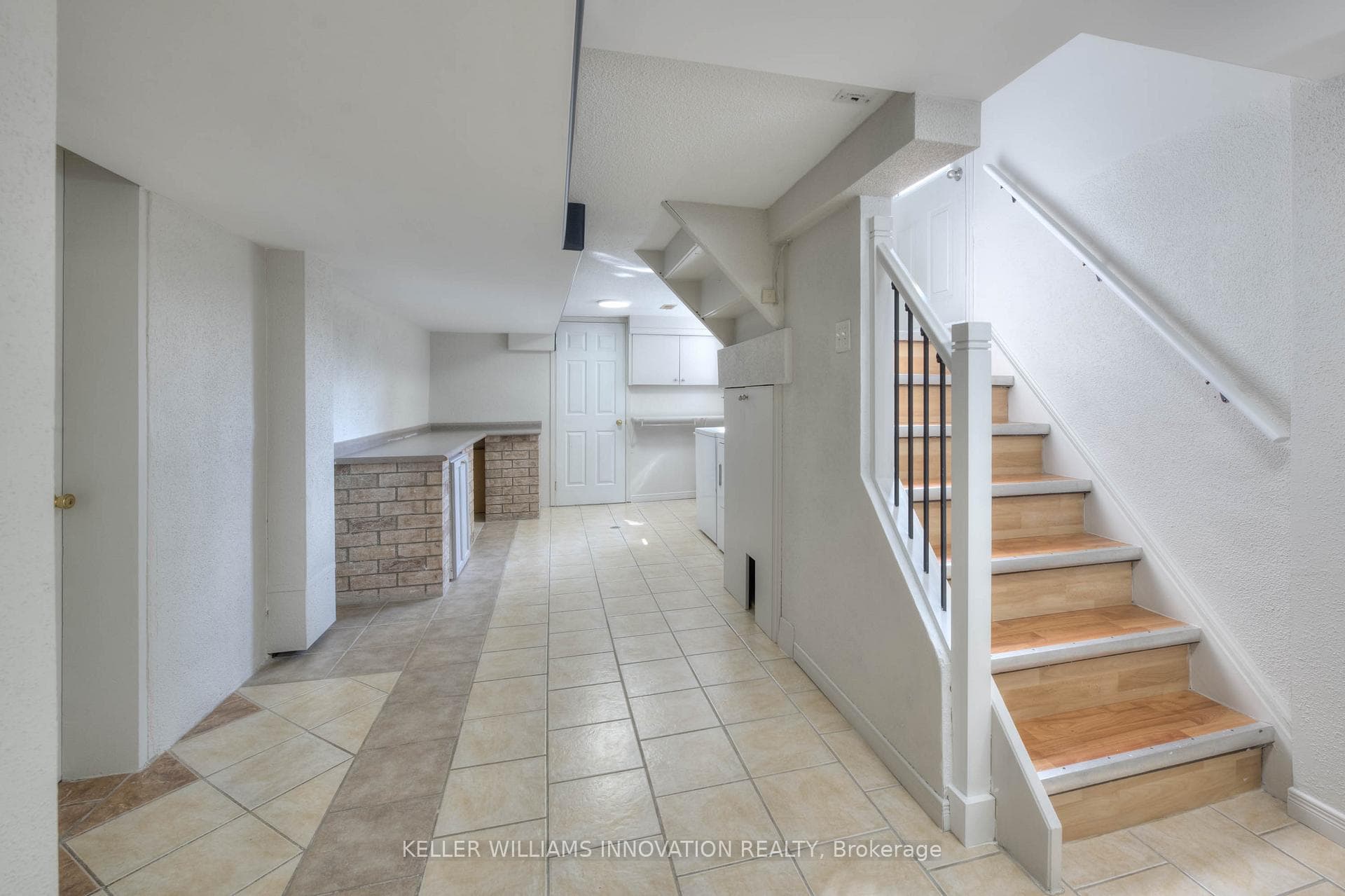 860 Guelph Street photo 17