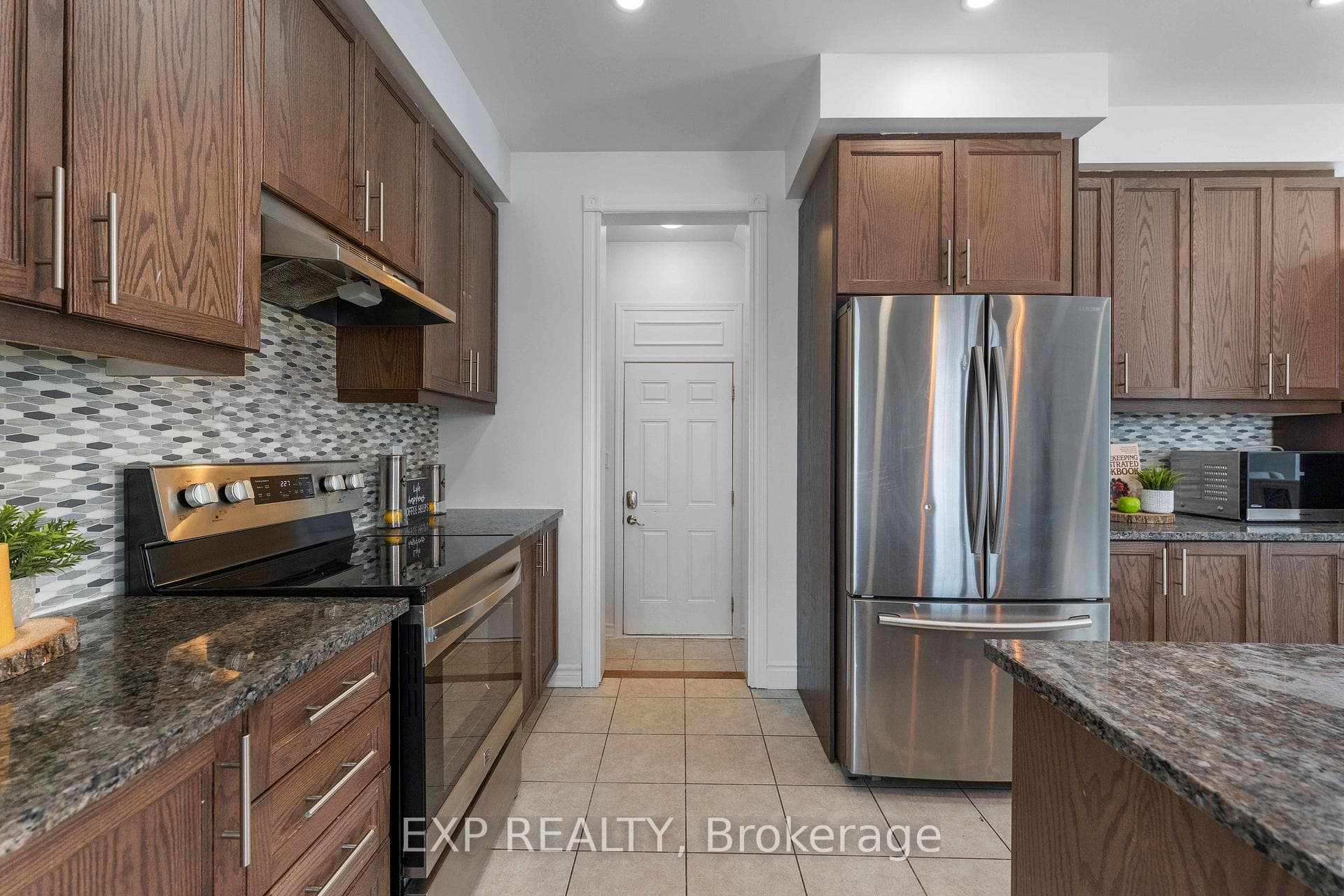 203 Grovehill Crescent photo 9