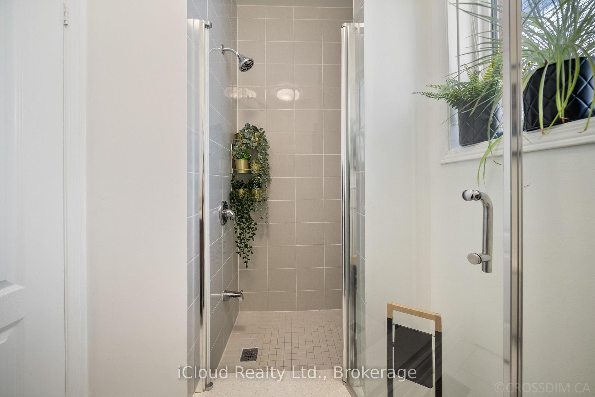 Full Mainfloor Bathroom