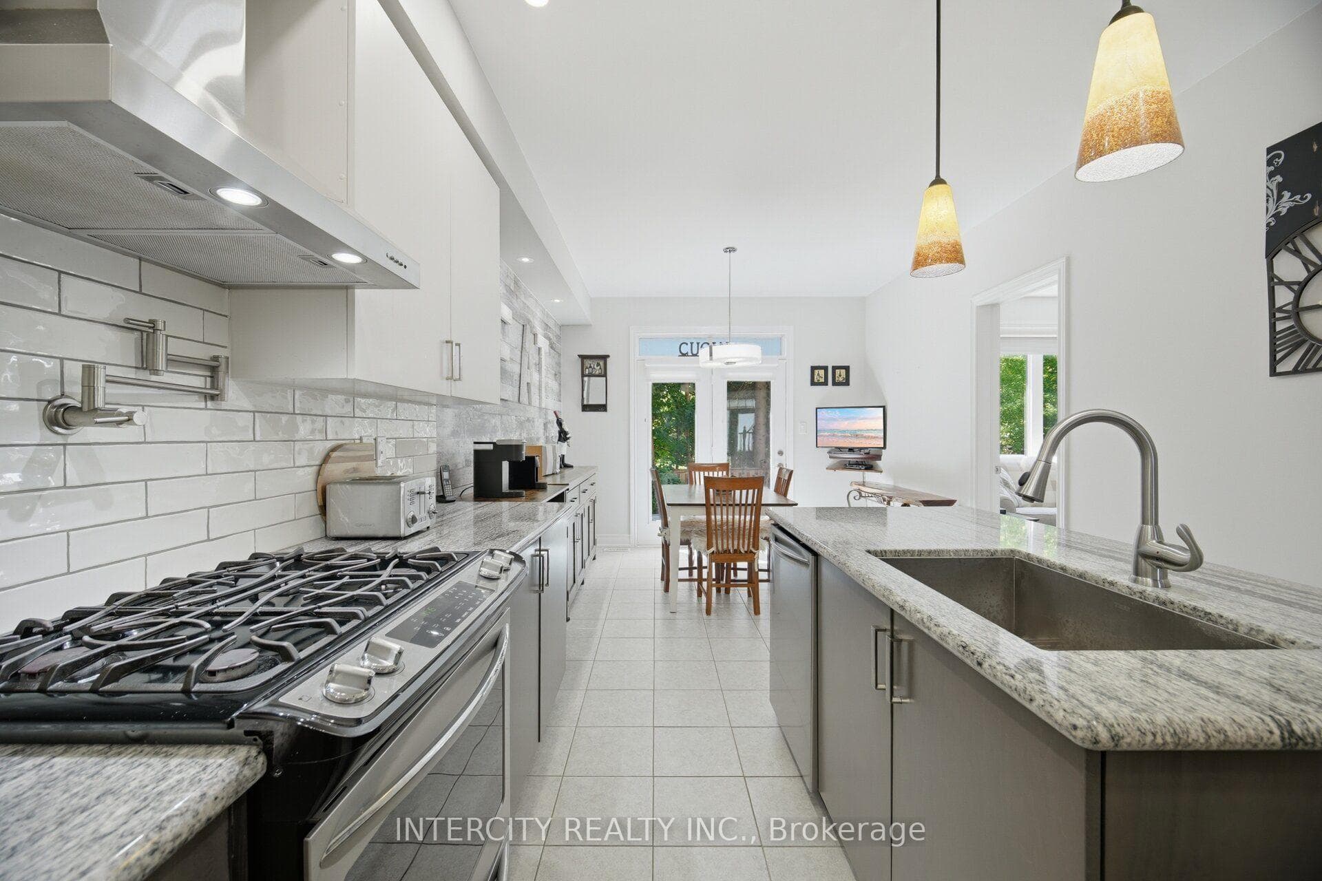 4 Petersen Place photo 16