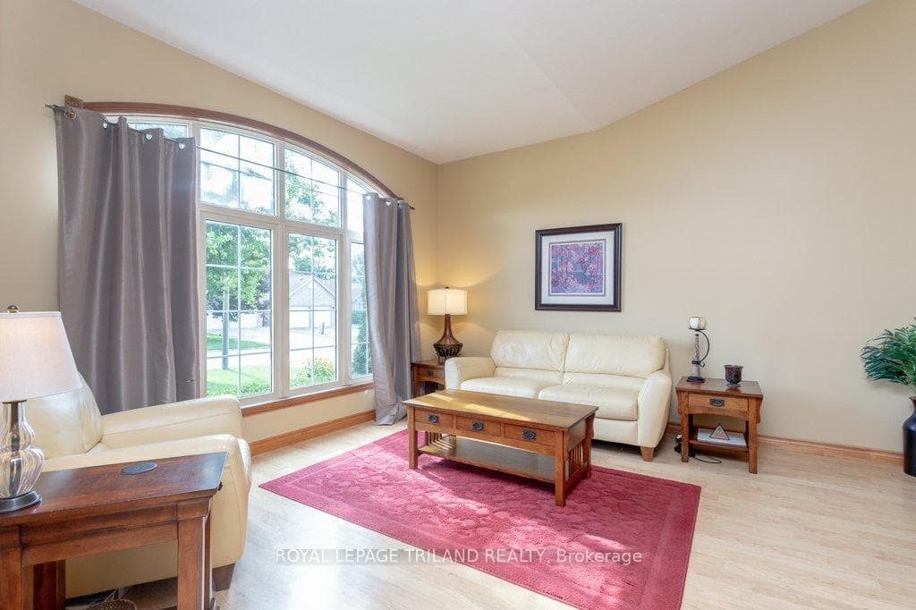 214 Andrea Crescent photo 6
