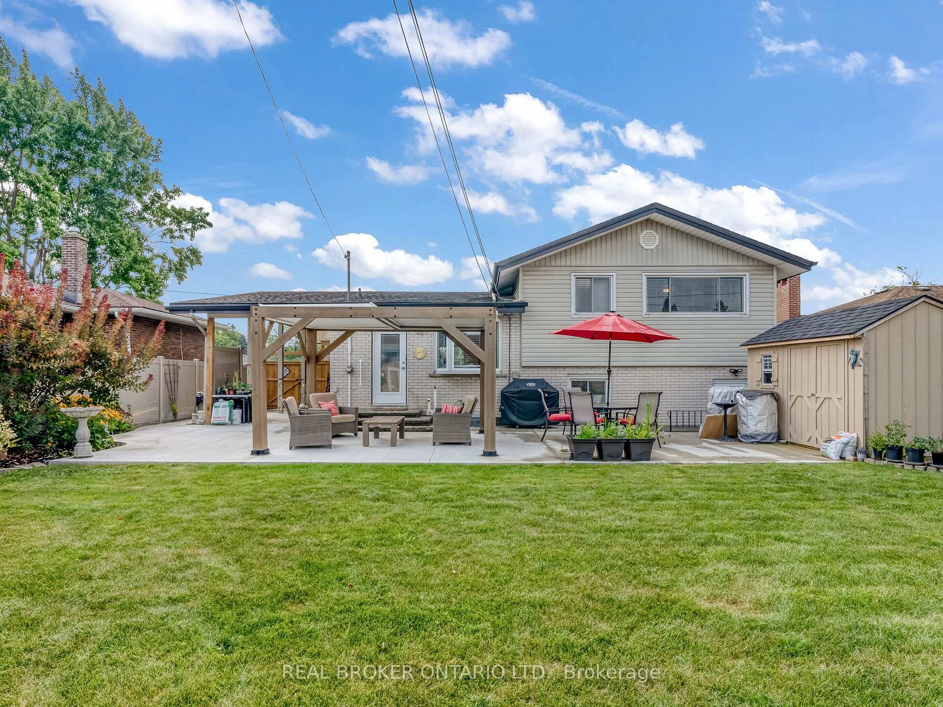 4033 Montcalm Crescent photo 34