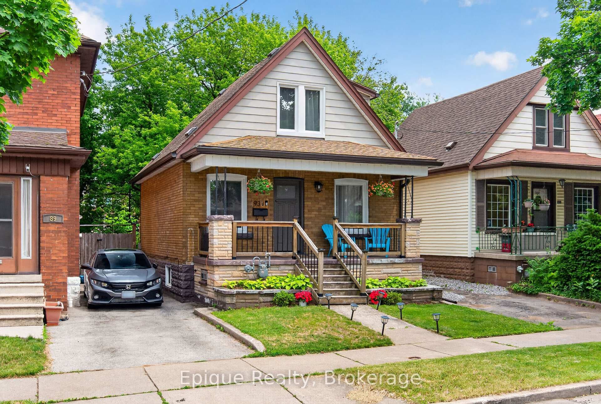 93 Graham Avenue photo 2