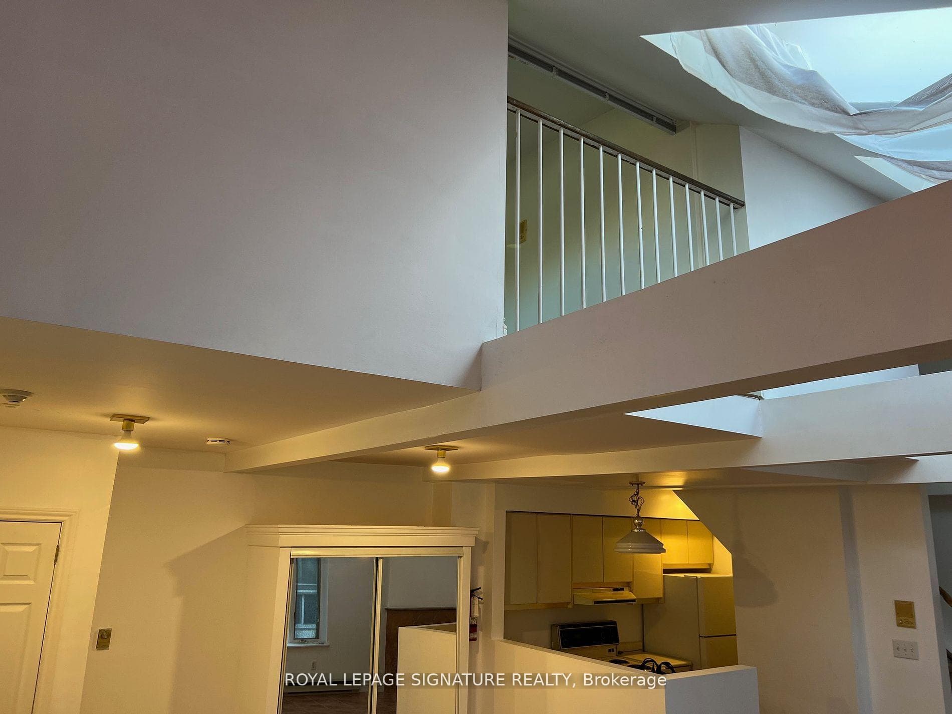208 Carlton Street Unit B photo 11
