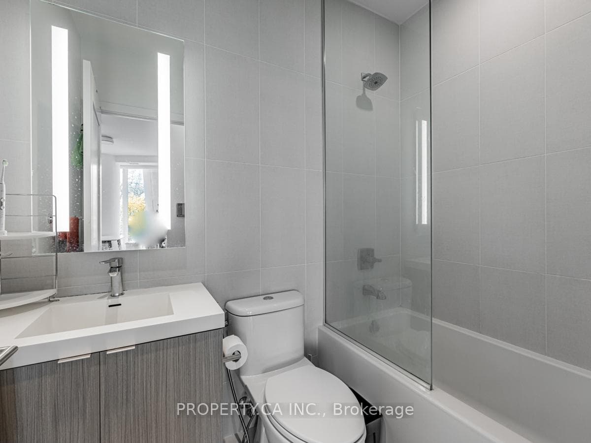585 Bloor Street Unit 318 photo 14
