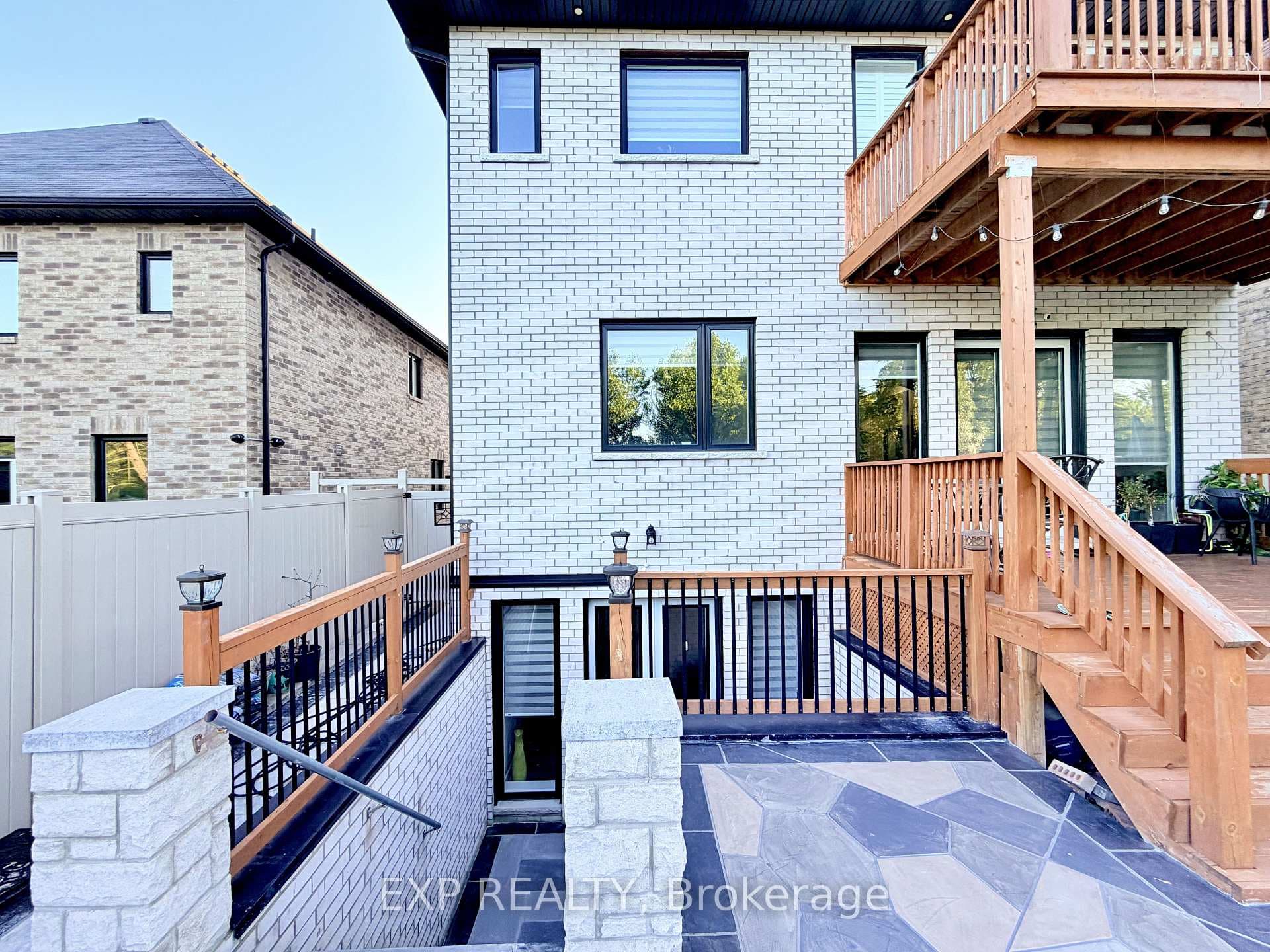 1606 Sandhurst Crescent Unit Lower photo 5